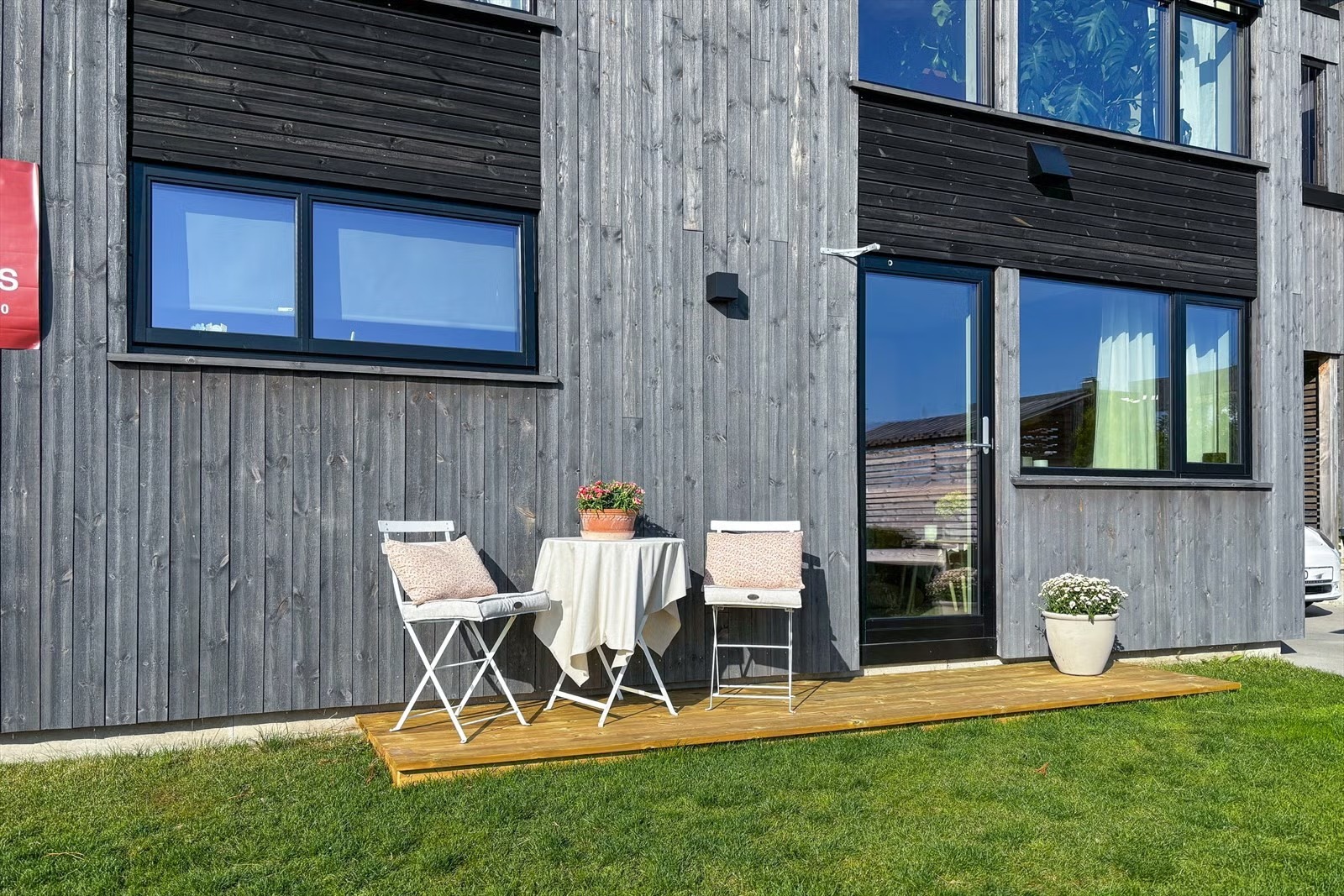 Koselig uteområde ved egen inngang.